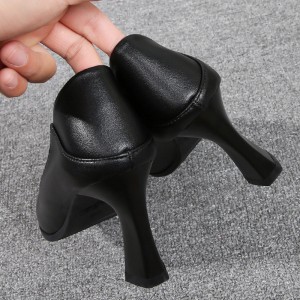 검정색 키. 굽이 굵은 굽과 뾰족한 워킹화. 